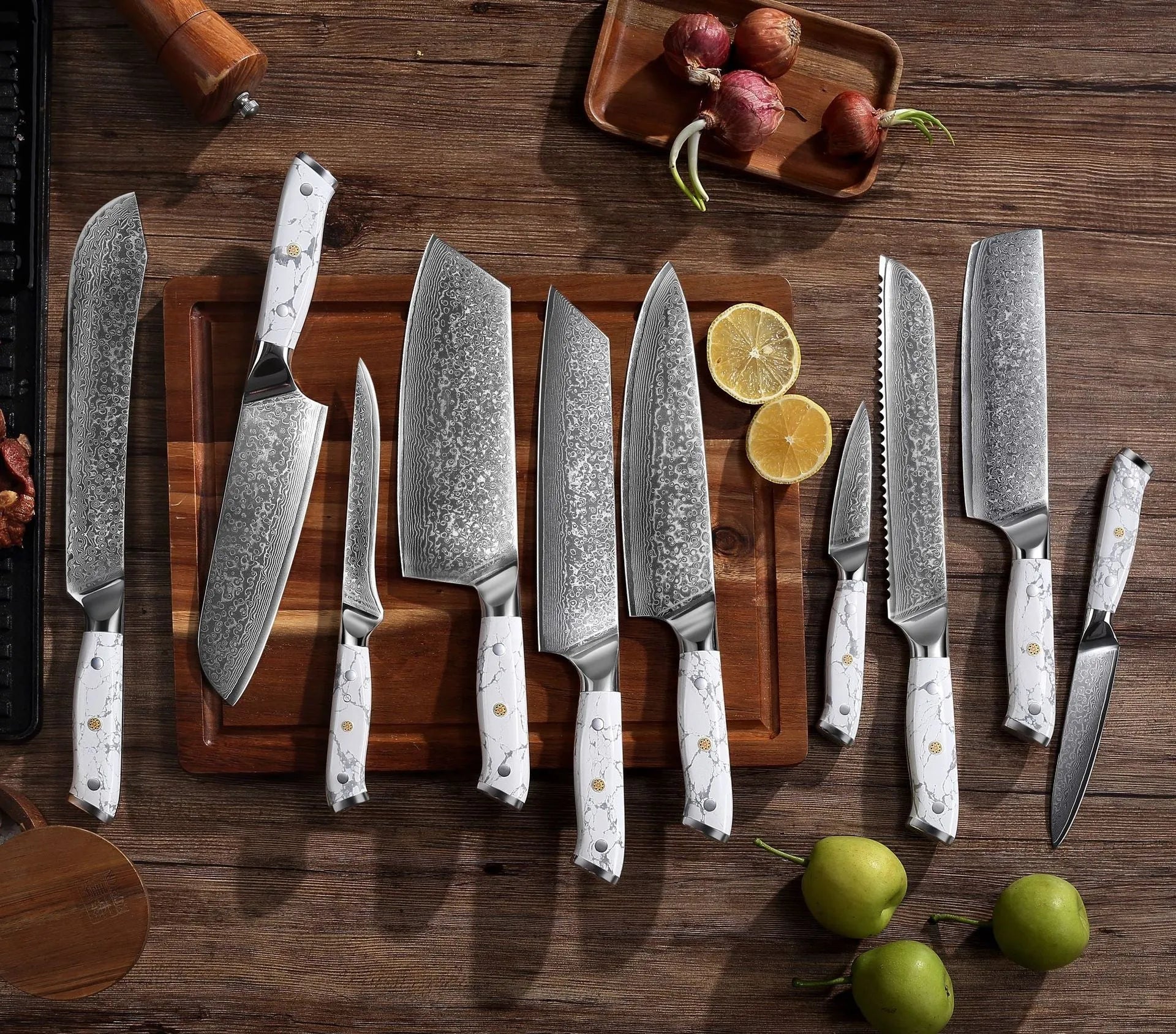 Damascus pattern chef knife with VG10 steel blade, 21cm cutting edge, modern handle design