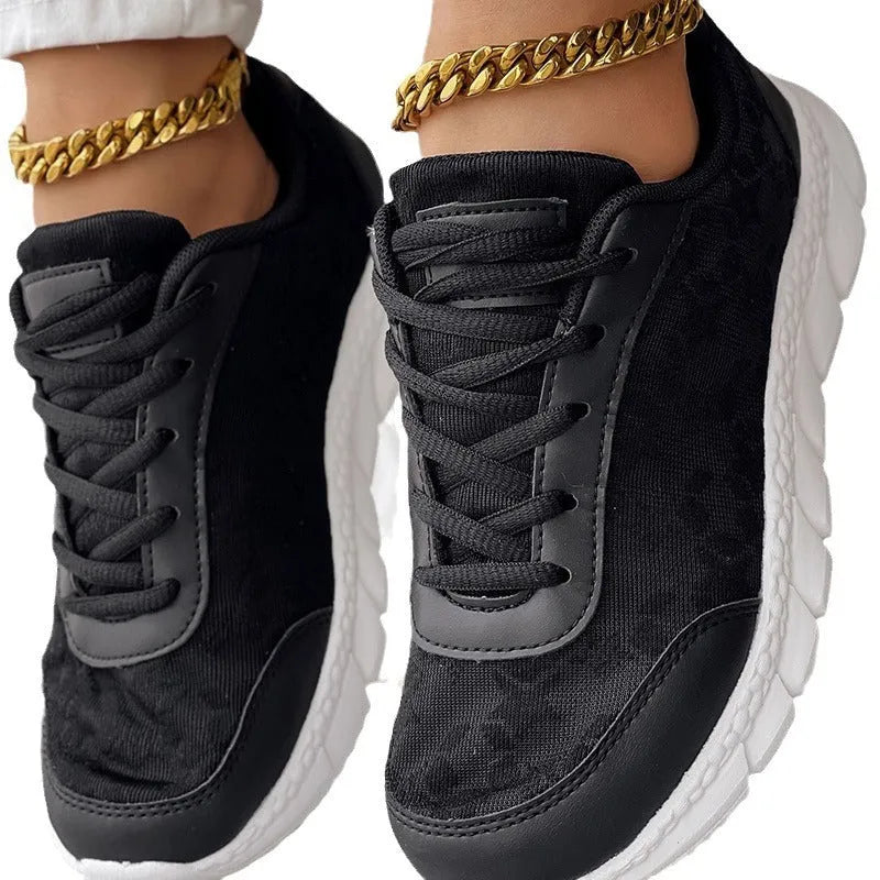 Women's canvas running shoes in four colours with round toe and flat sole design