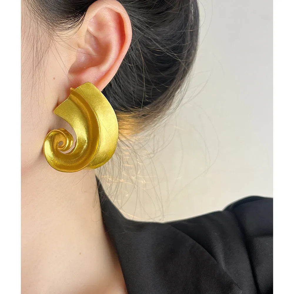 Geometric retro ear studs with 5cm diameter in gold or silver electroplated alloy