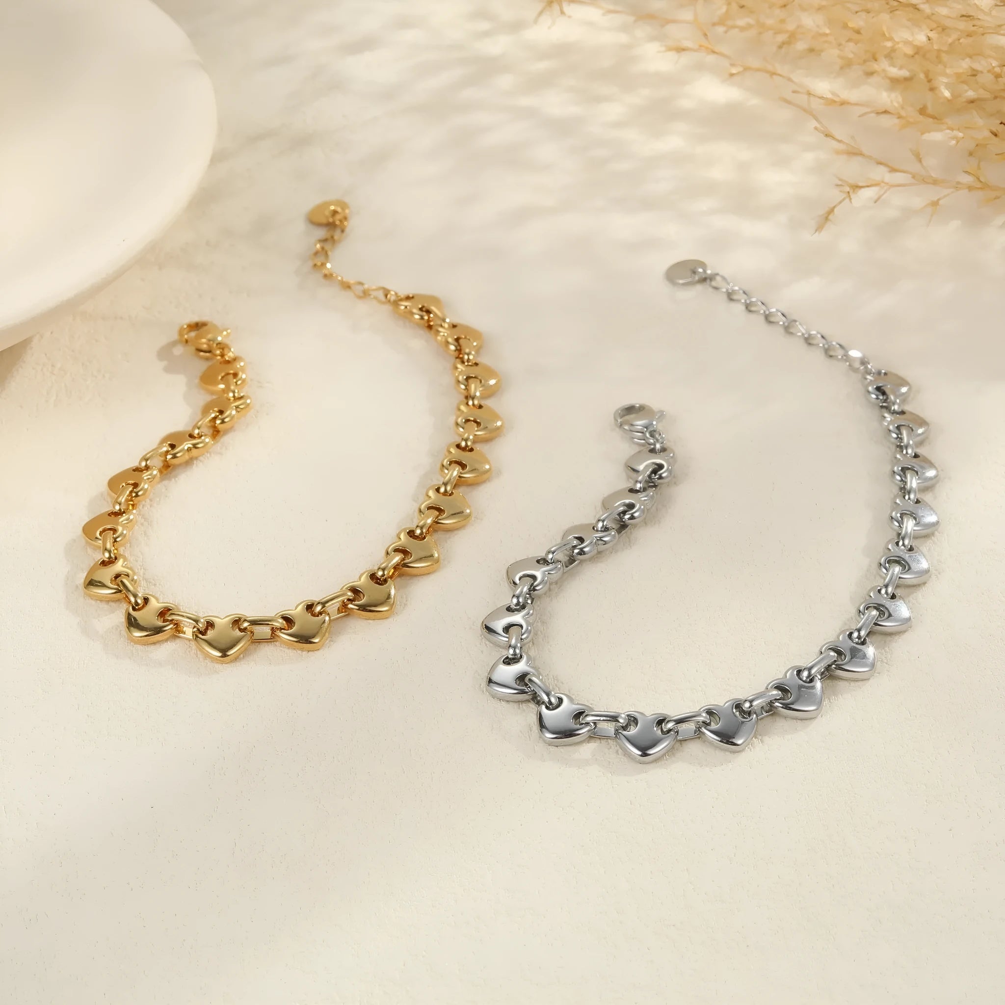 Women's hollow heart bracelet in stainless steel with 18K electroplated gold or steel finish