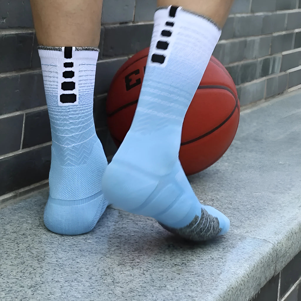 Adult sports socks in polyester fibre with gradient pattern, quick-drying and non-slip, available in seven colours.