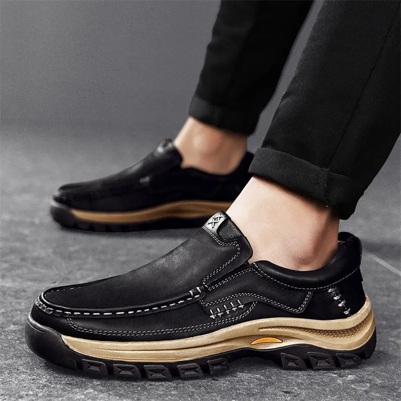 Men's black leather mountaineering shoes with thick rubber sole and round toe