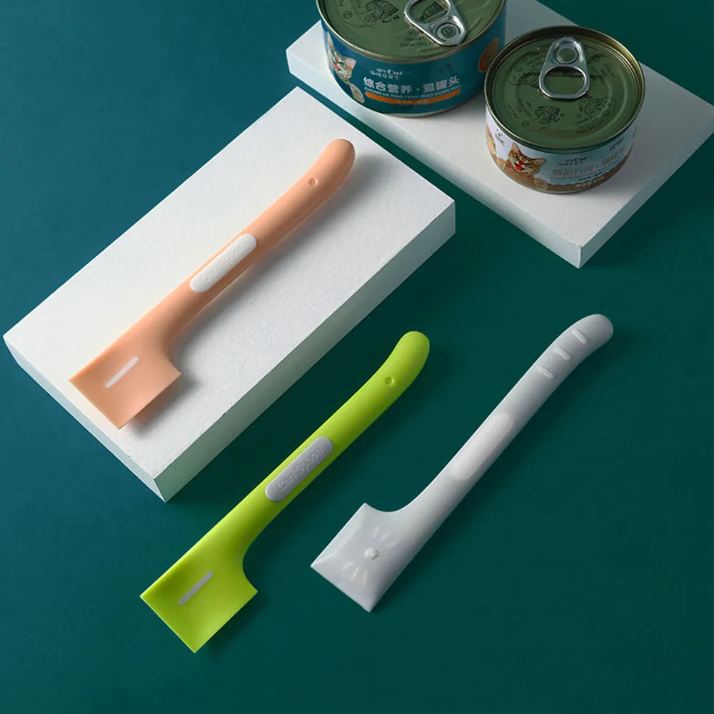 Long-handled pet feeding spoon for canned food with right-angle design