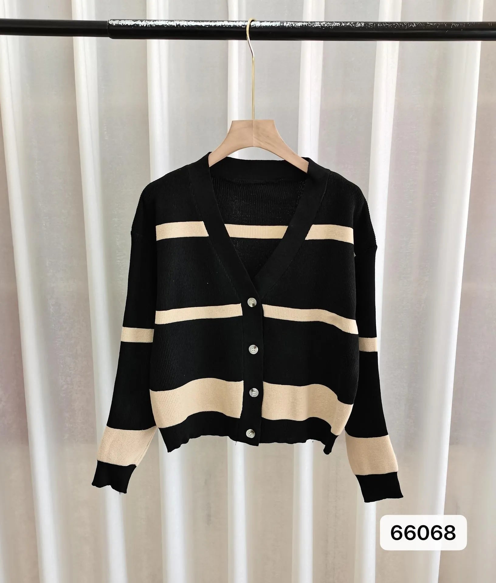 Women's striped V-neck knitted cardigan with 3D pattern effect and button closure