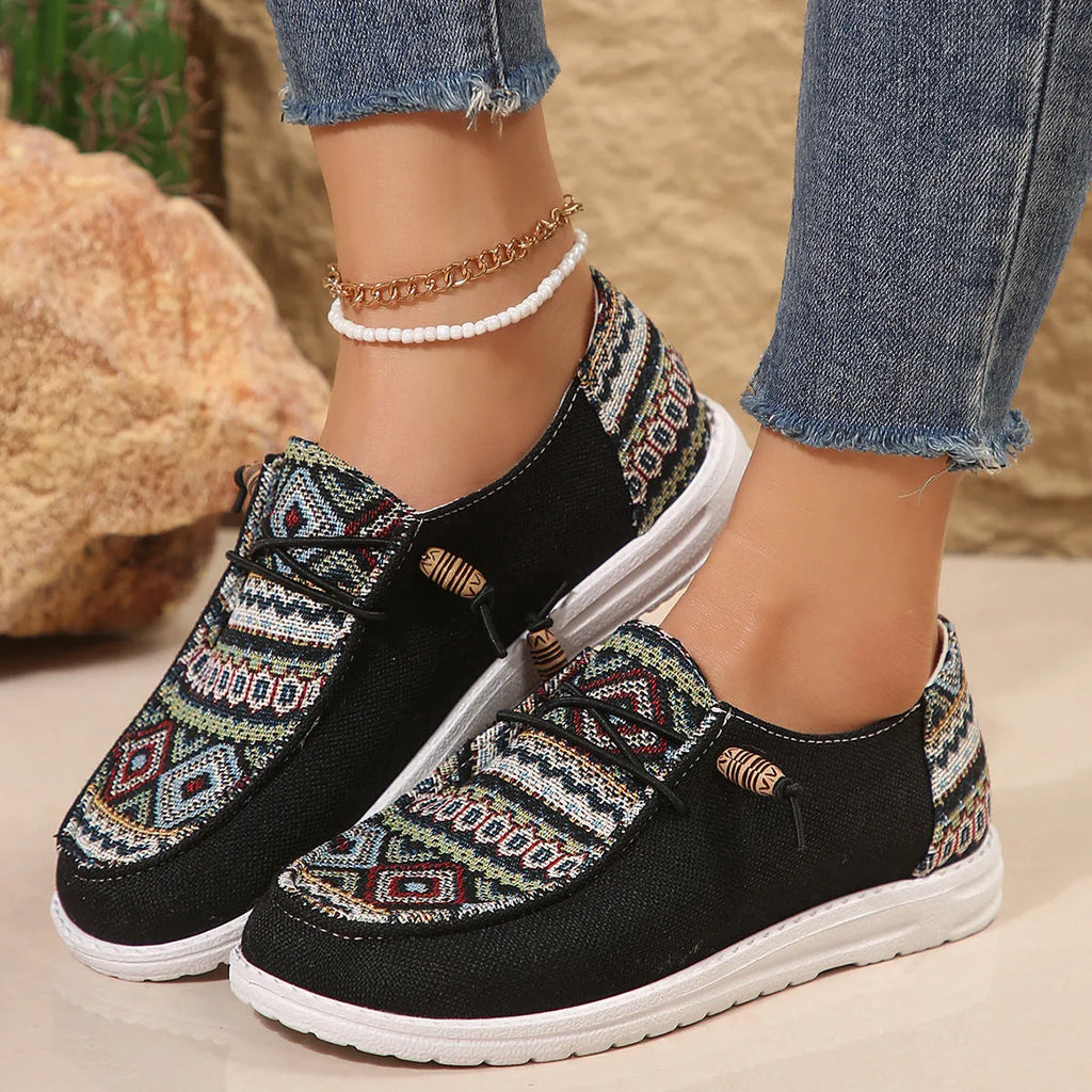 Women's black low-top flat shoes with round toe and artificial PU upper