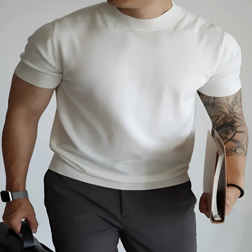 Men's slim-fit solid colour t-shirt in breathable polyester knit fabric.
