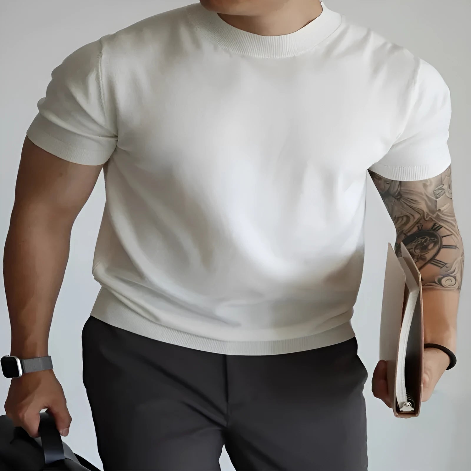 Men's slim-fit solid colour t-shirt in breathable polyester knit fabric.