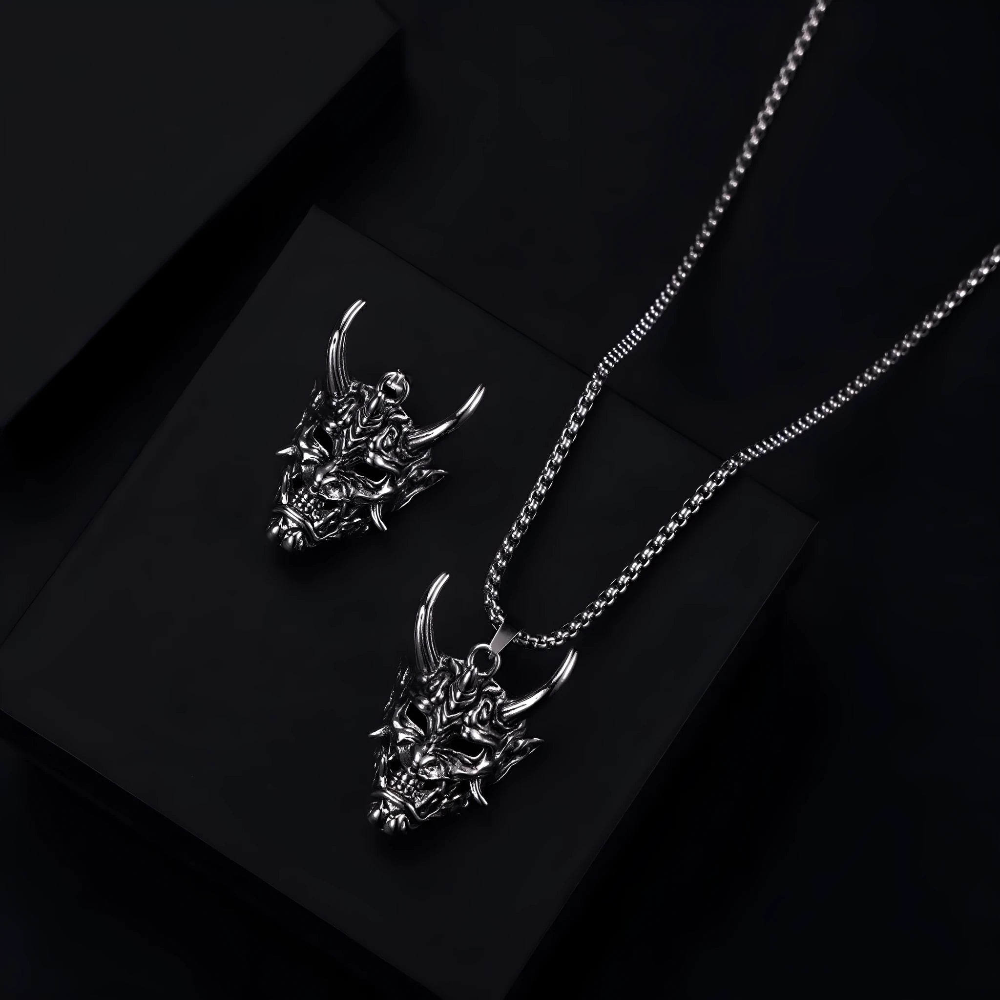 Men's silver electroplated alloy pendant necklace with 40mm vintage pendant