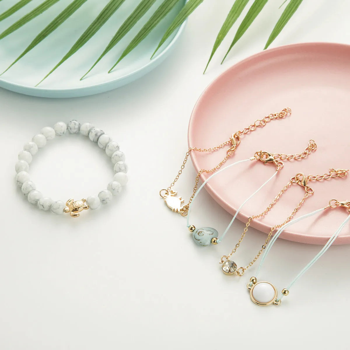 Turquoise crab bracelet in gold-tone electroplated alloy with 17cm chain and 5cm extension