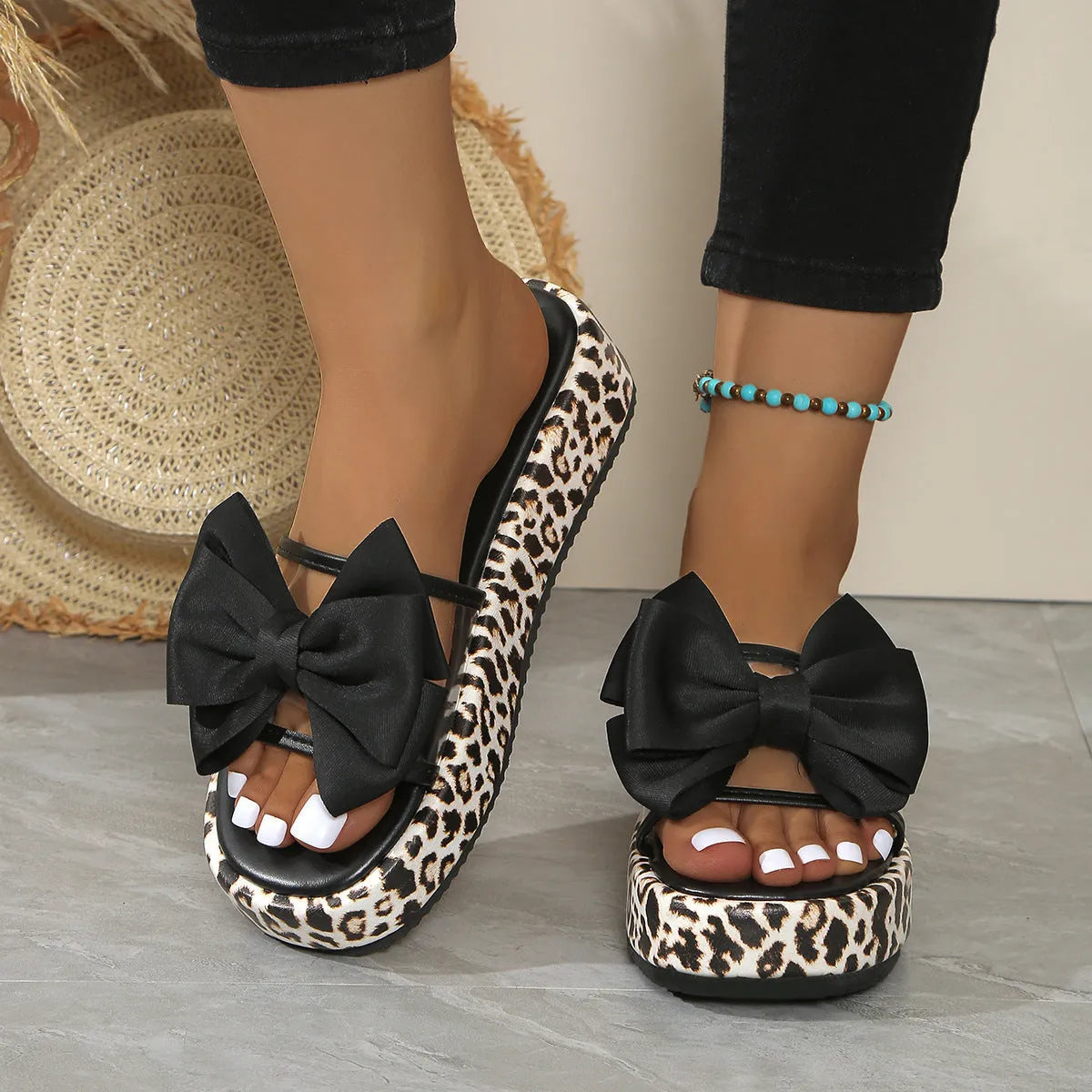 Leopard print women's beach slippers with thick sole in retro style