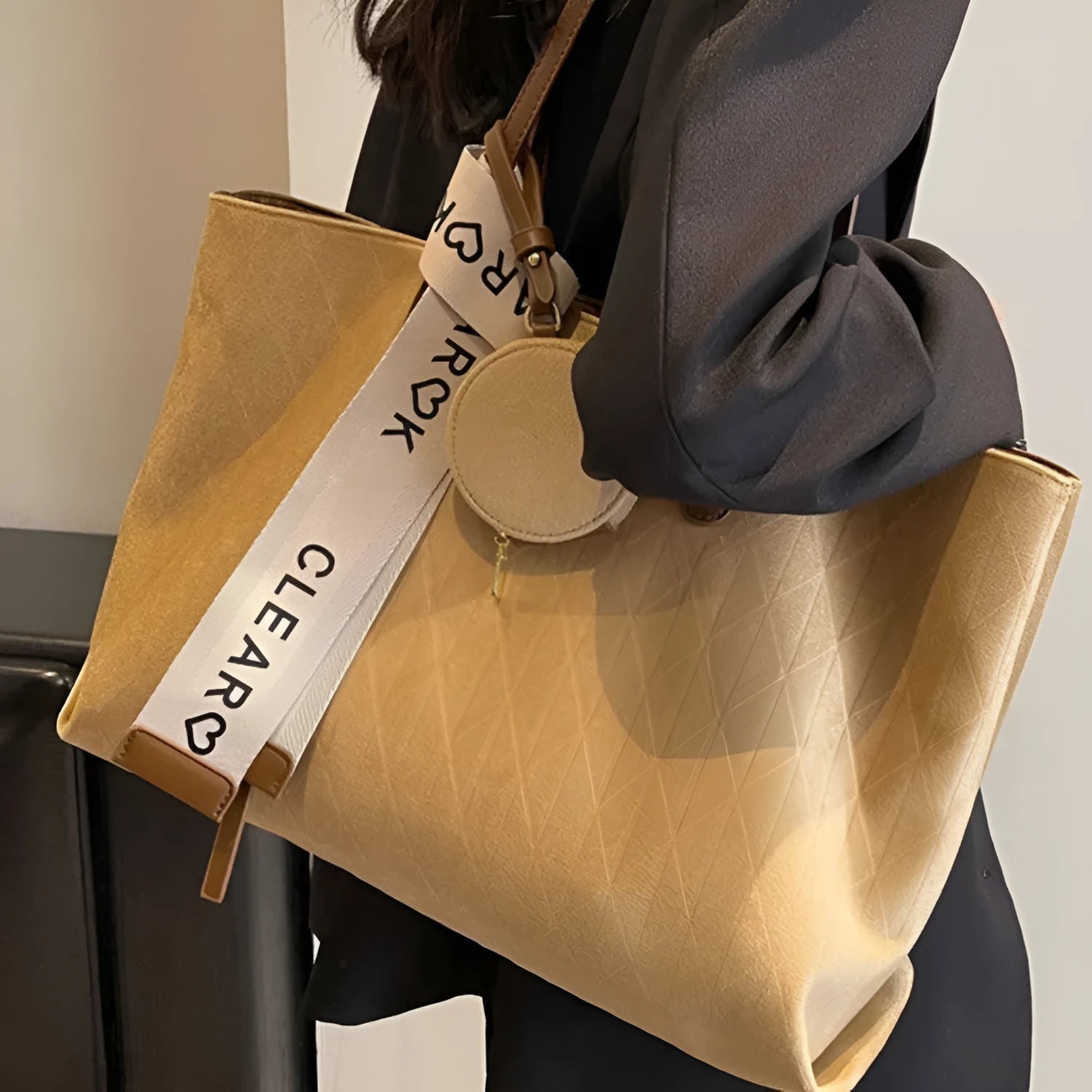 Large casual shoulder bag in horizontal square shape with sandwich pocket design and zip internal compartment