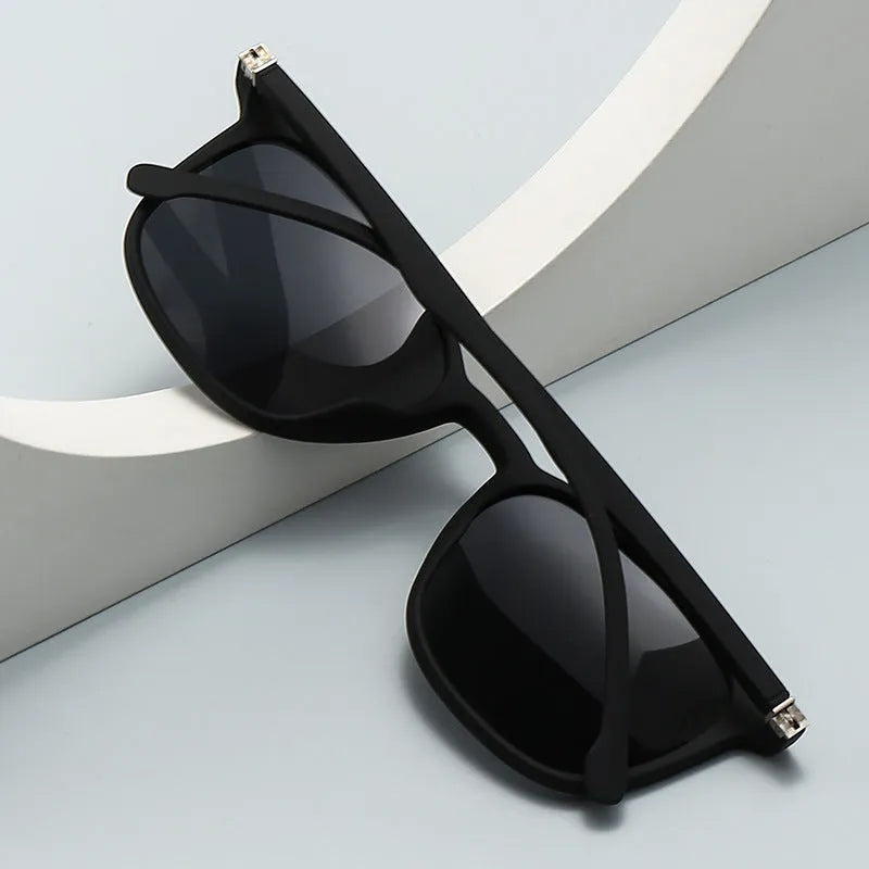 Men's polarised sunglasses with elastic spectacle foot and PC frame in multiple colour options