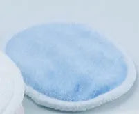 Velvet makeup remover pads in red and blue colours with 8cm diameter and organic cotton mesh bag