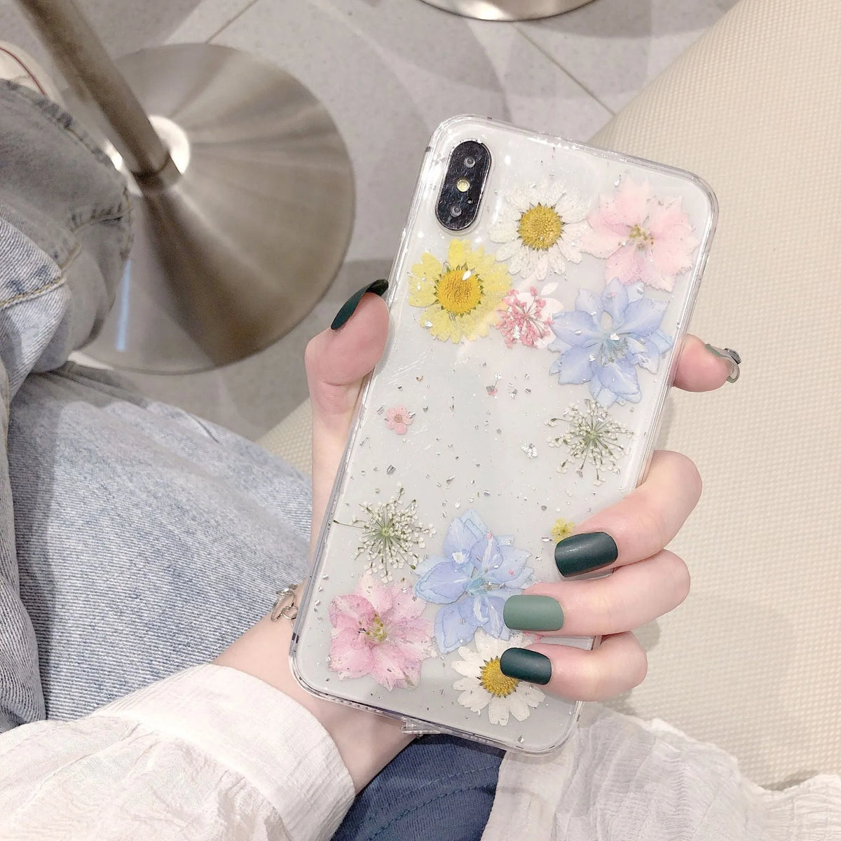 Real dried daisy flower phone case with gold glitter epoxy finish, transparent TPU back cover for iPhone