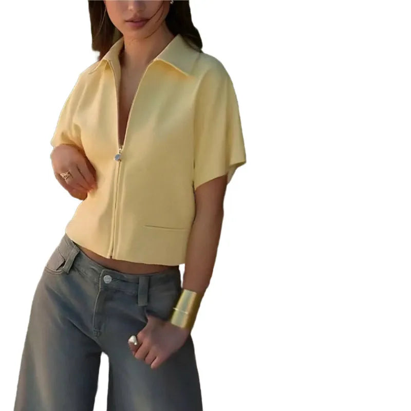 Loose fit casual top with short sleeves in black, white or yellow polyester fabric