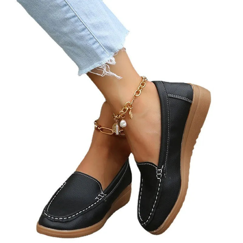 Women's flat loafers in PU leather with round toe and car stitch detail