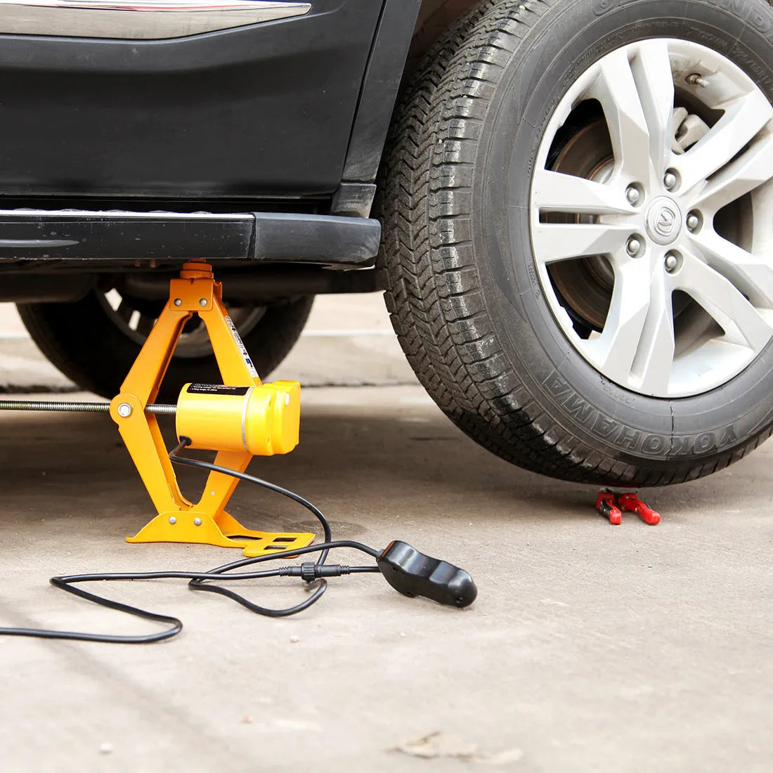 Electric hydraulic jack kit for vehicle mounting with 2 tonne capacity