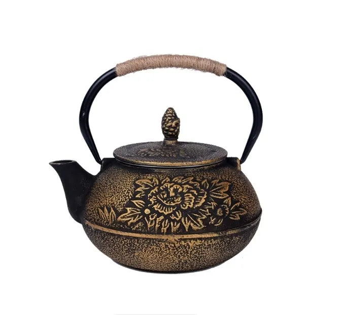 Cast iron teapot with traditional Japanese-style pattern and 0.9 litre capacity
