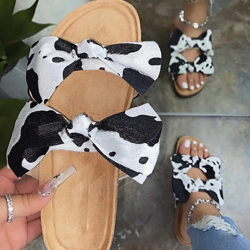 Women's flat bottom suede slippers with bowknot decoration in milk white colour