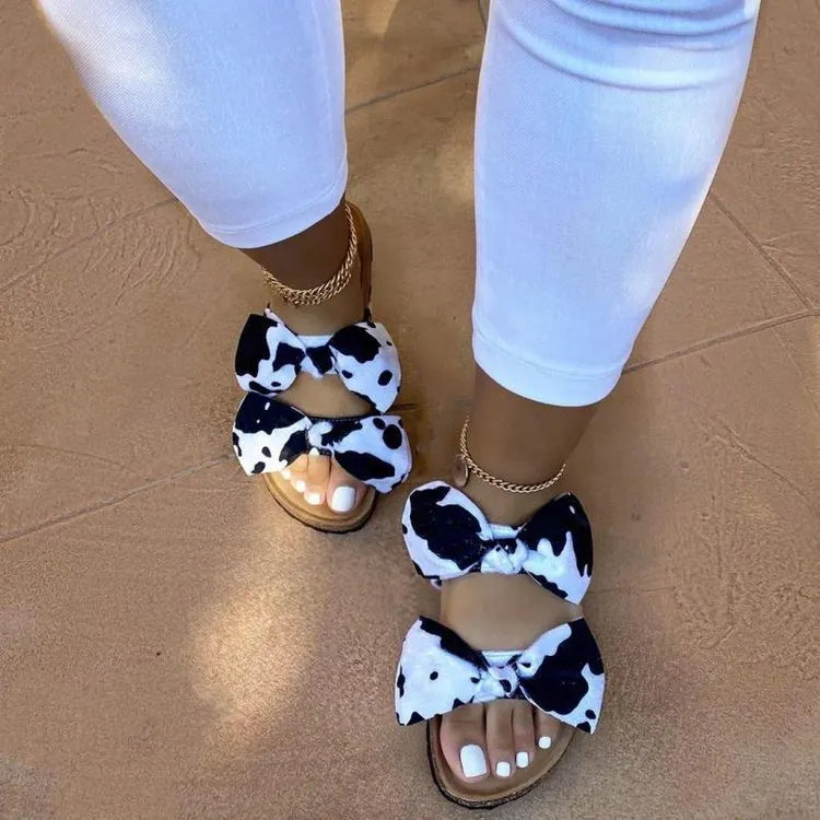 Women's flat bottom suede slippers with bowknot decoration in milk white colour