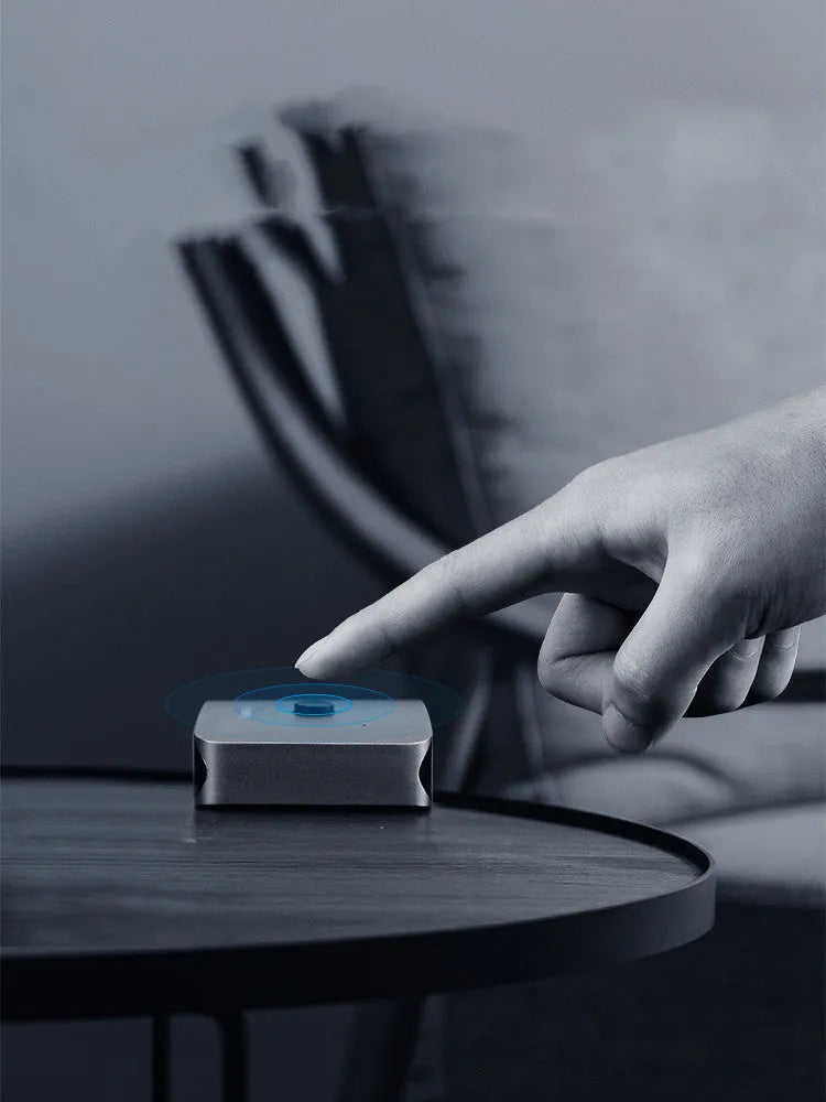 Gray Haibeisi HDMI splitter showing 1 input and 2 output ports for 4K signal distribution