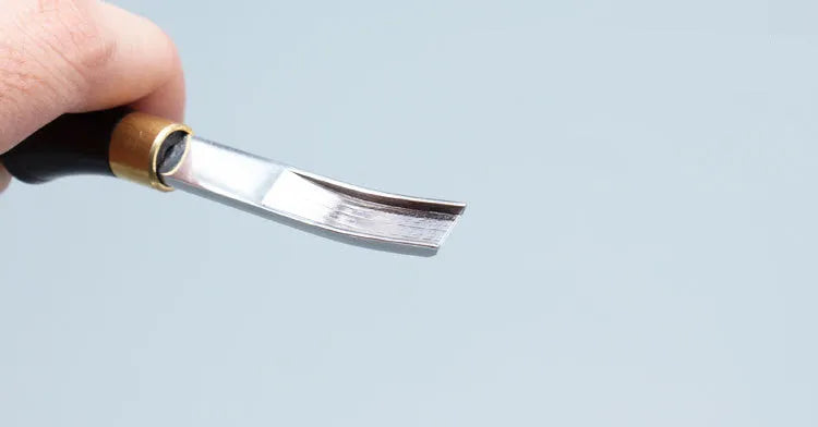 Leather thinning knife with wide shovel edge blade for sectional cutting and skiving