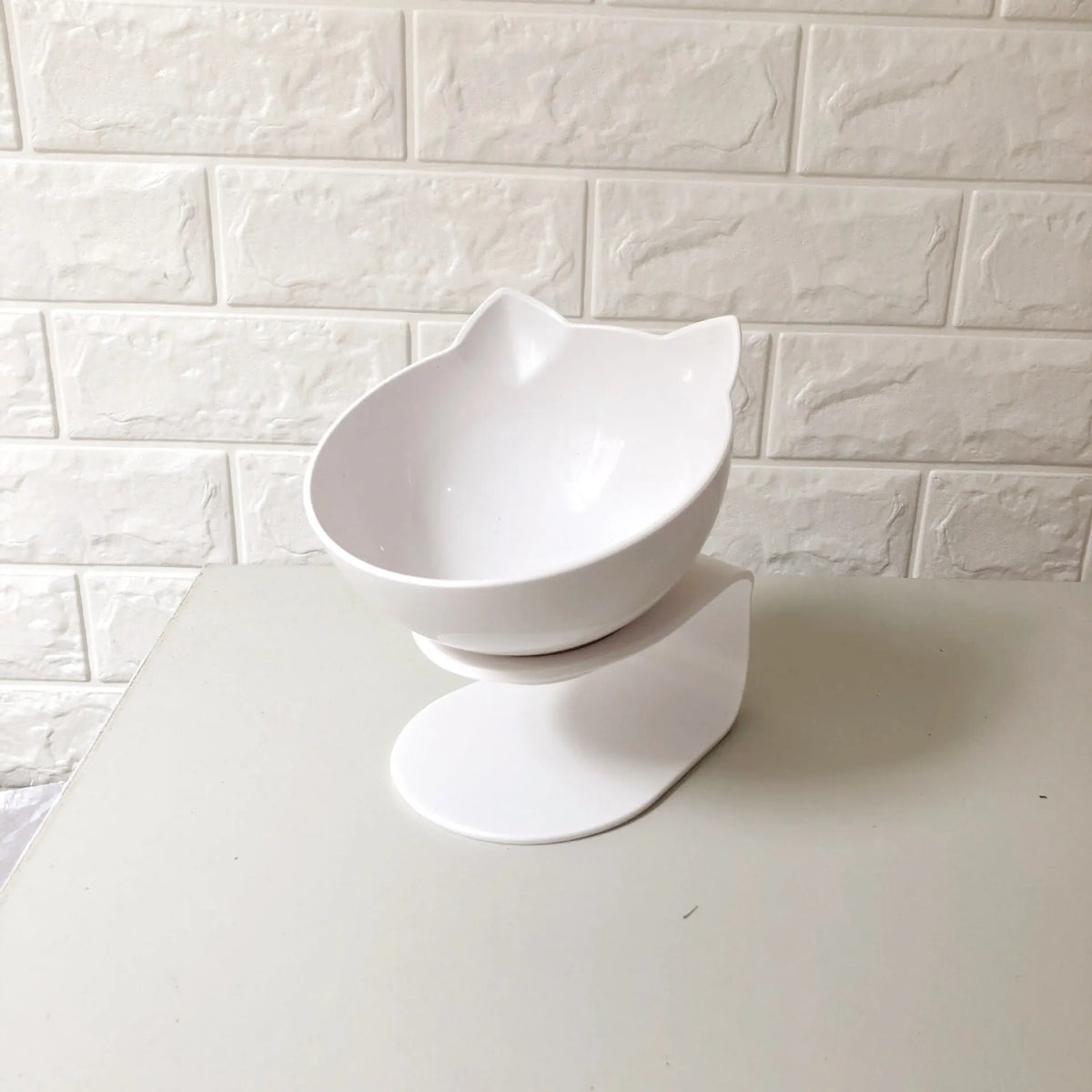 Inclined transparent cat food bowl with beige ABS base, oblique mouth and 13cm diameter, single or double version