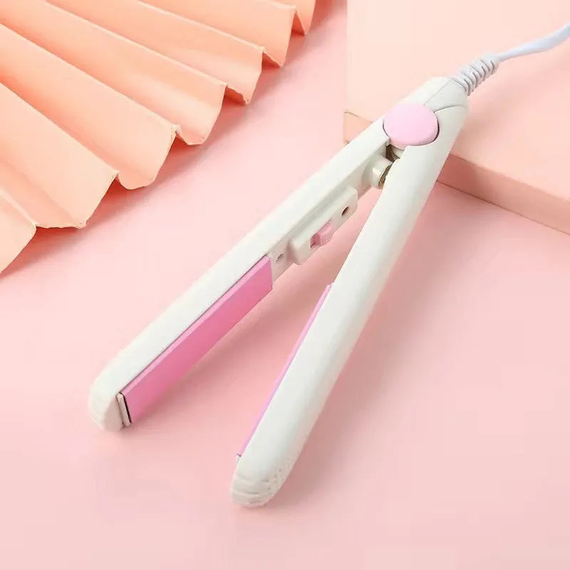 Mini hair straightener for bangs in a choice of five colours with its storage box.