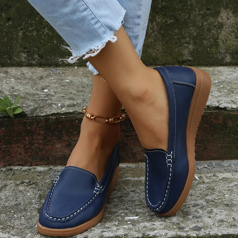 Women's flat loafers in PU leather with round toe and car stitch detail