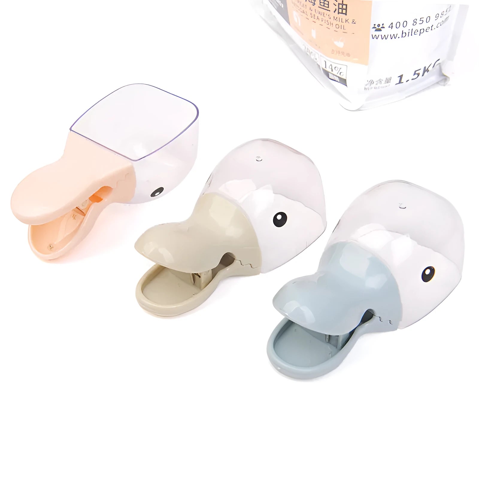 Cat food seal fresh-keeping clip with scoop in beige on a pet food bag