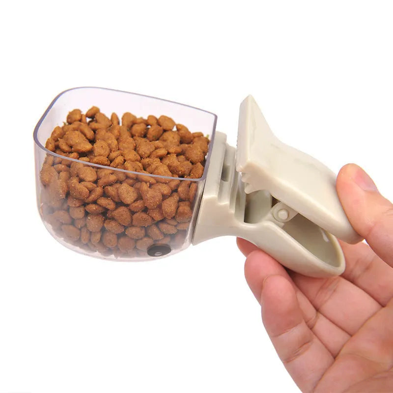 Cat food seal fresh-keeping clip with scoop in beige on a pet food bag