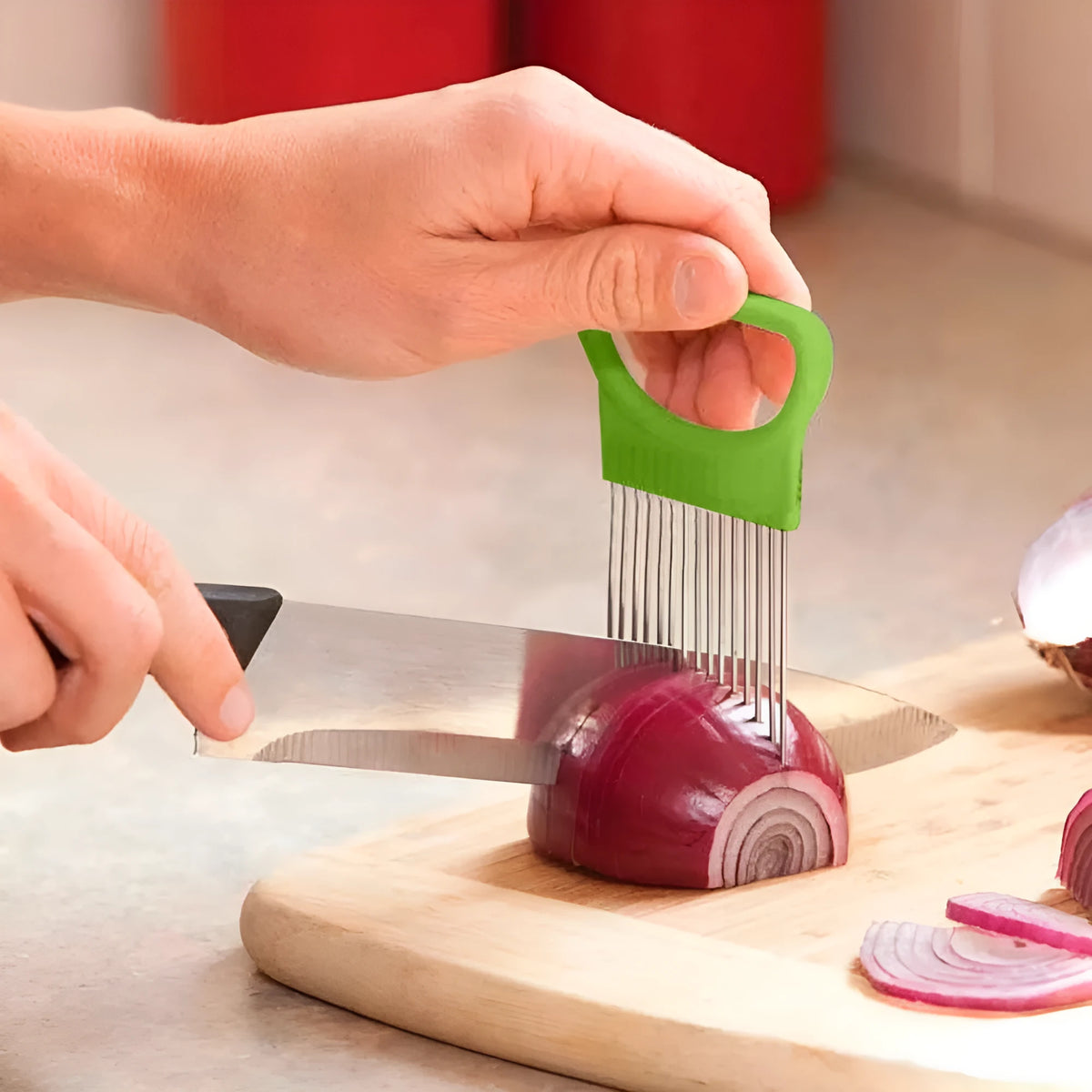 Kitchen onion needle vegetable holder cutting aid with easy-grip handle, PP and 430 stainless steel, 10.5cm x 7.8cm.