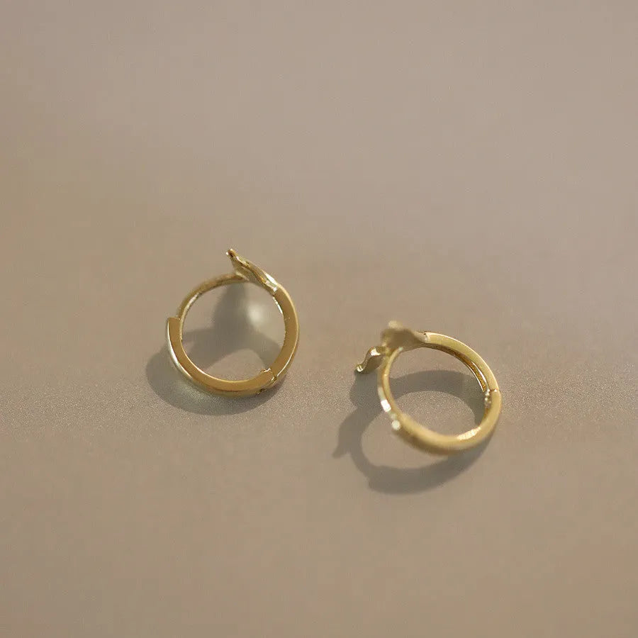 S925 sterling silver fishtail earring with 14k gold plating, showing 8mm inner diameter.