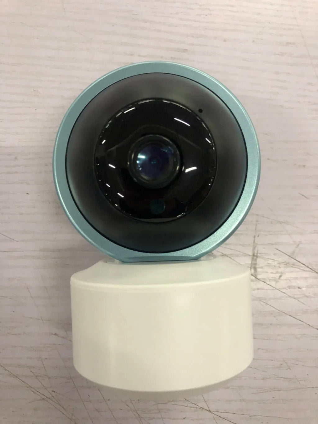 Indoor 360-degree rotating WiFi security camera with HD resolution on flat surface