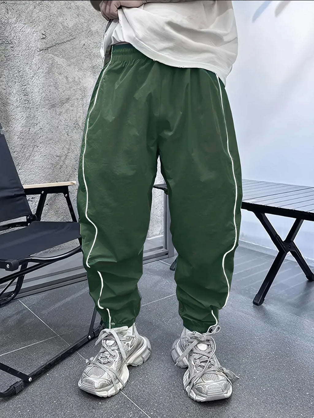 Man wearing loose-fit cropped casual trousers in bamboo fibre fabric, showing high elasticity and available colours.