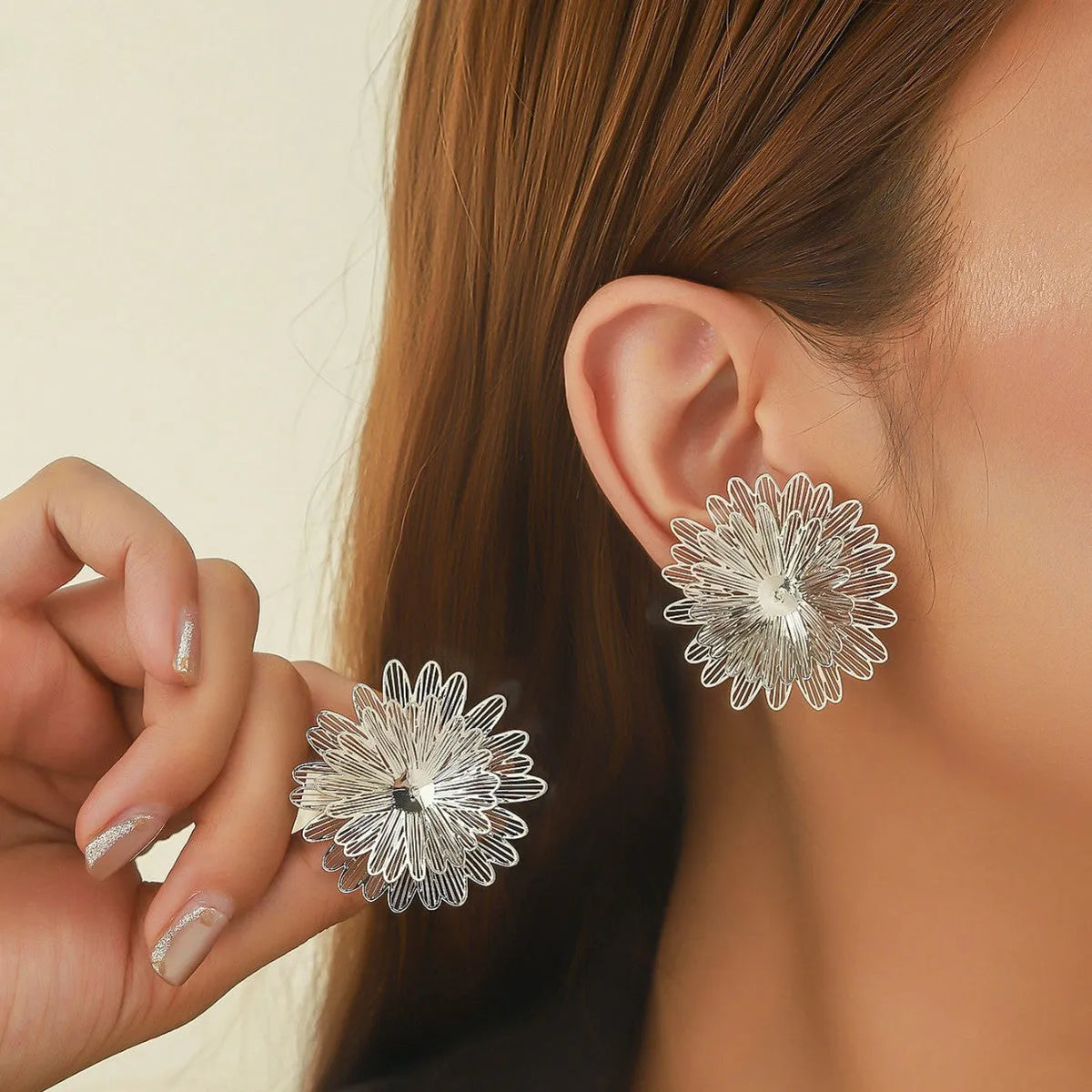 Three-dimensional hollow flower earrings in gold or silver alloy with daisy and petal design