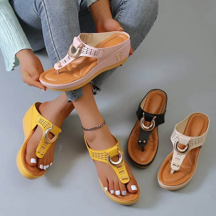 Women's thong sandals with metal decorative detail, wedge heel 3-5cm, PU upper, available in multiple colours