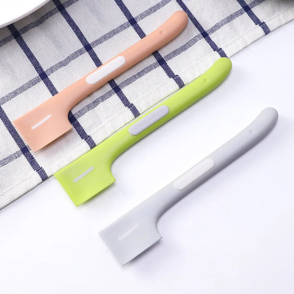 Long-handled pet feeding spoon for canned food with right-angle design