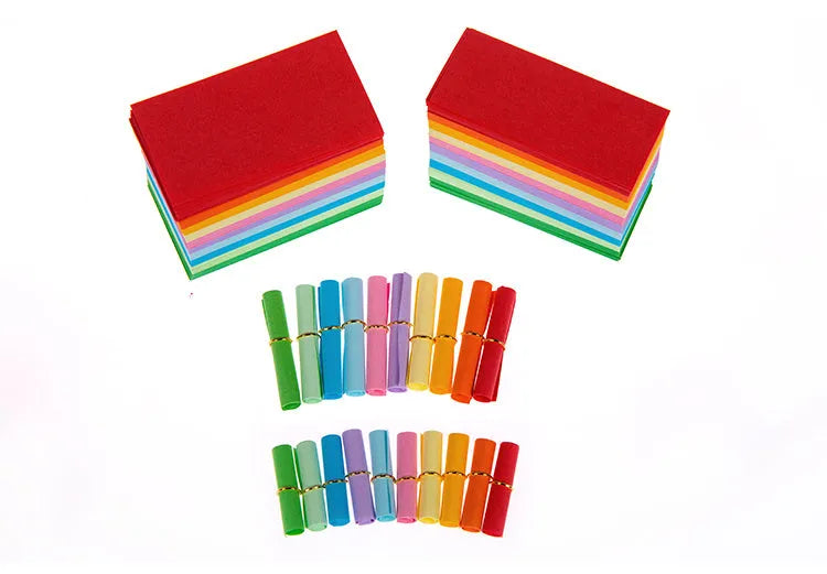 Coloured paper scrolls with metal eyelets in sizes 3x7cm, 4x7cm, 5x5cm, and 7x7cm for message writing.