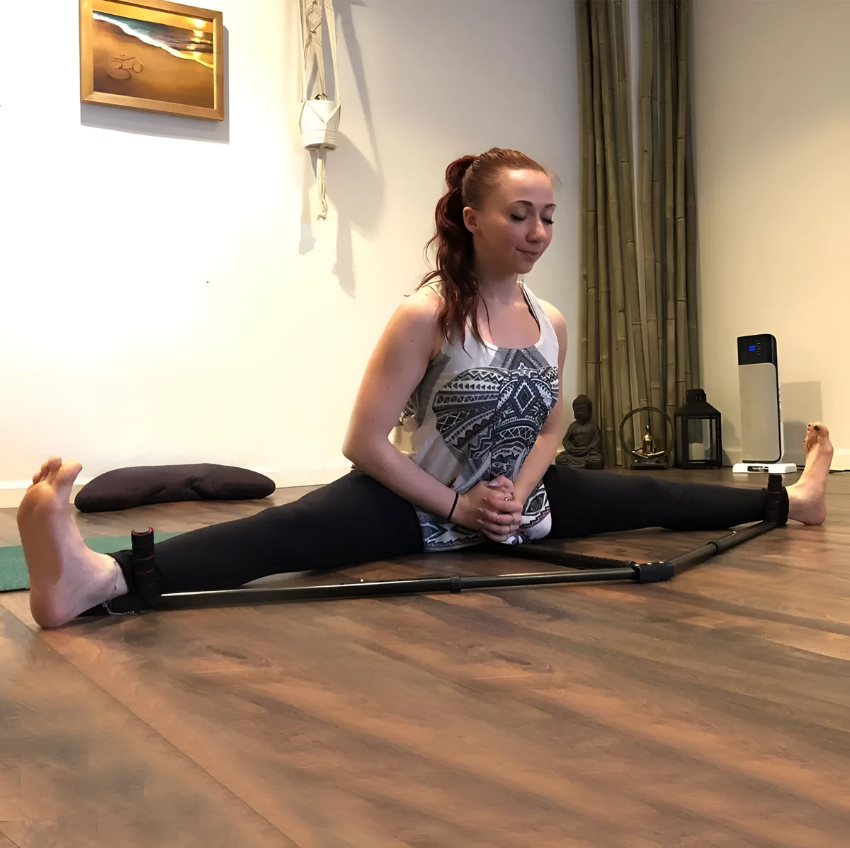 Leg stretcher with two extension bars, centre handle, five adjustable positions and soft foam grips, in Black or White