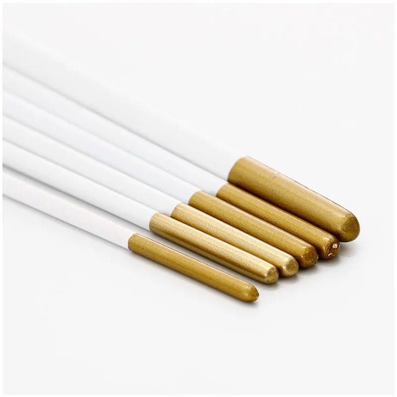 Set of six wooden-handle paint brushes with aluminium ferrules for watercolour and acrylic painting.
