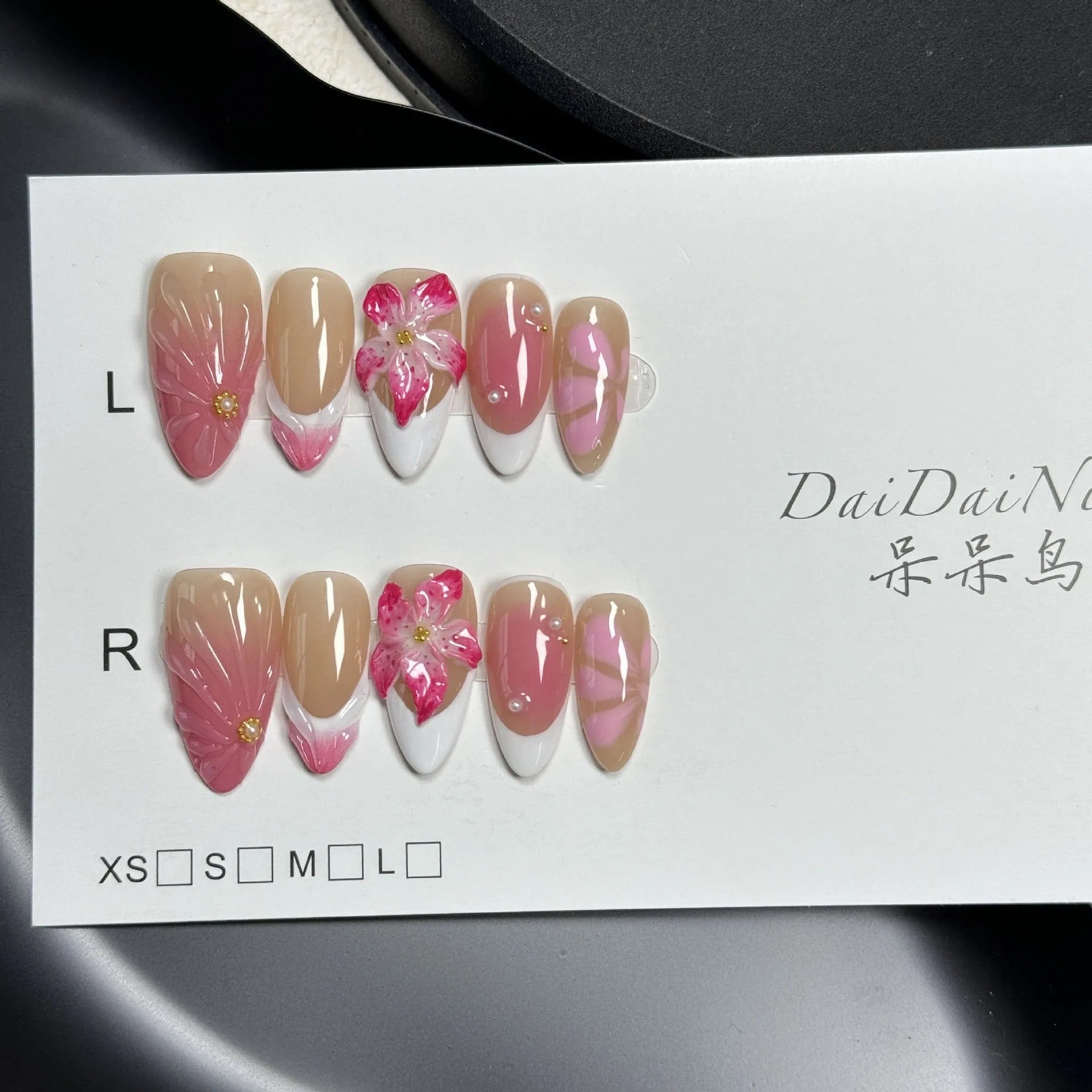 Set of plastic almond-shaped false nail tips for French lily fluid ice flower 3D manicure art in sizes XS, S, M, L.