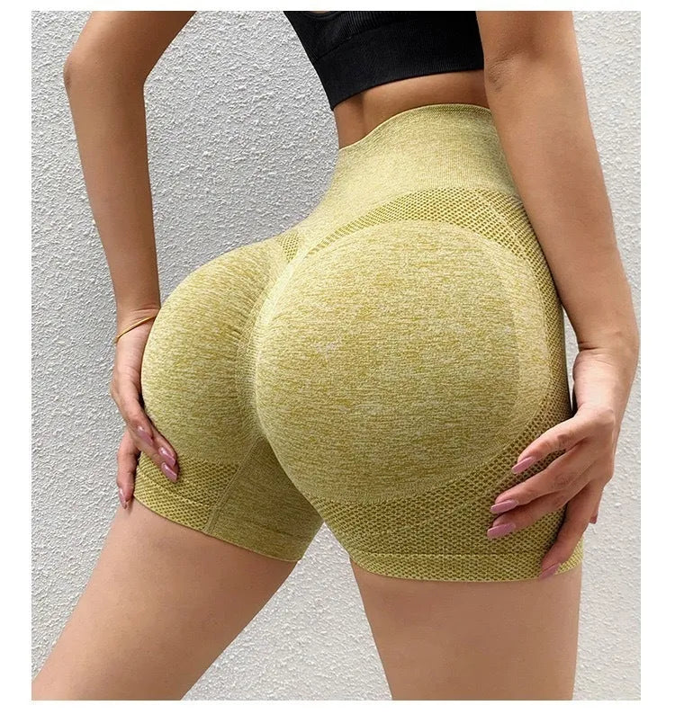Women's quick-dry yoga shorts in high-waist seamless design for fitness activities