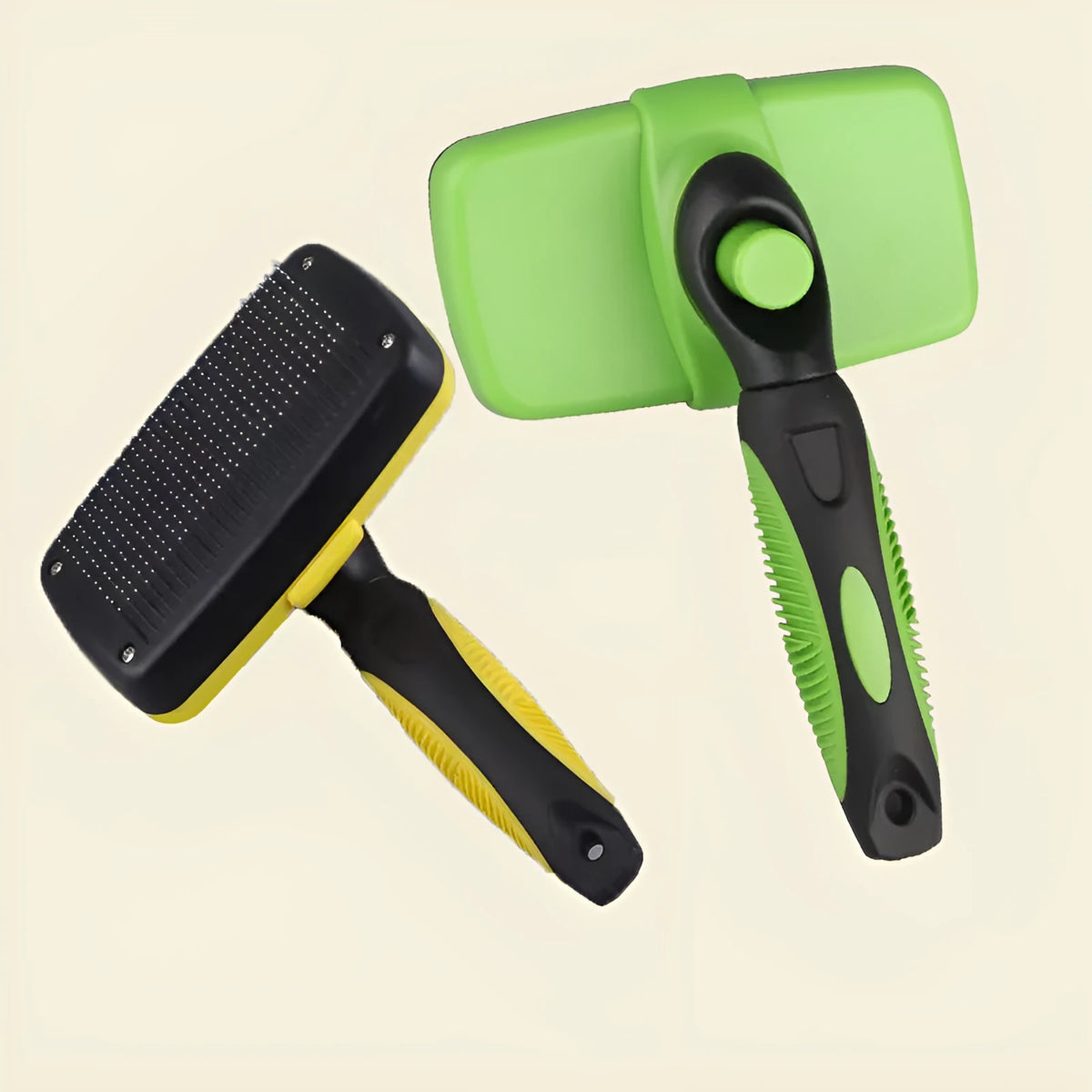 Automatic retractable pet comb with stainless steel needles, 19 x 12.6 cm, in green or yellow