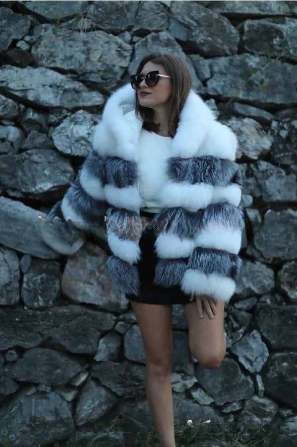Loose-fitting women's hooded coat in artificial fur, shown in brown colour, with street fashion style.