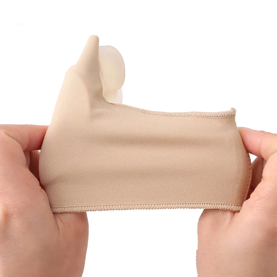 Corrective toe socks with a soft gel bunion pad and toe separator in sizes S, M, L.