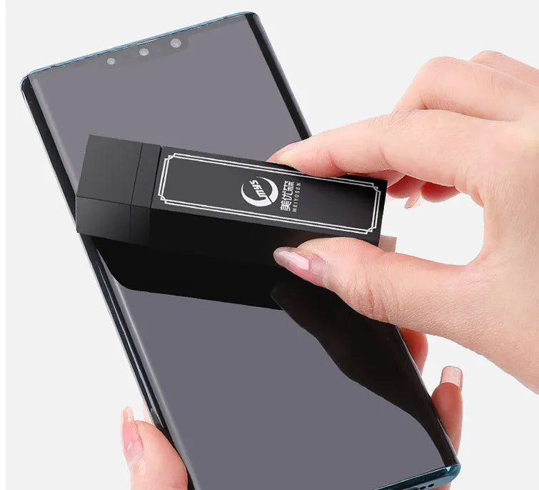 Black package containing 40 disposable pre-moistened wipes for mobile phone screen and body decontamination