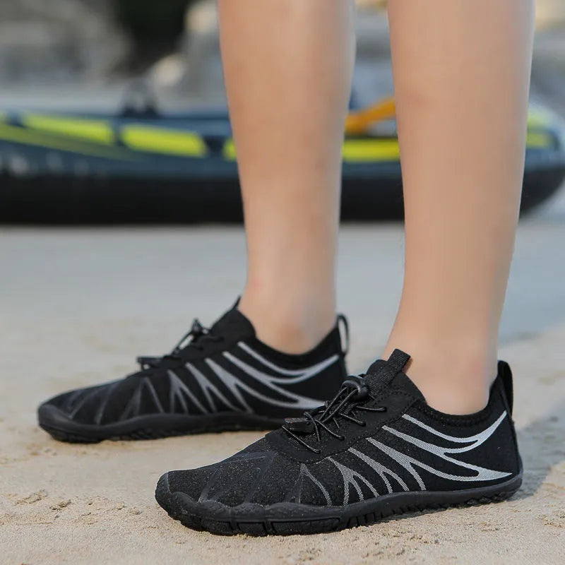 Low-top breathable running shoes in multiple colours with lace-up front and natural rubber sole