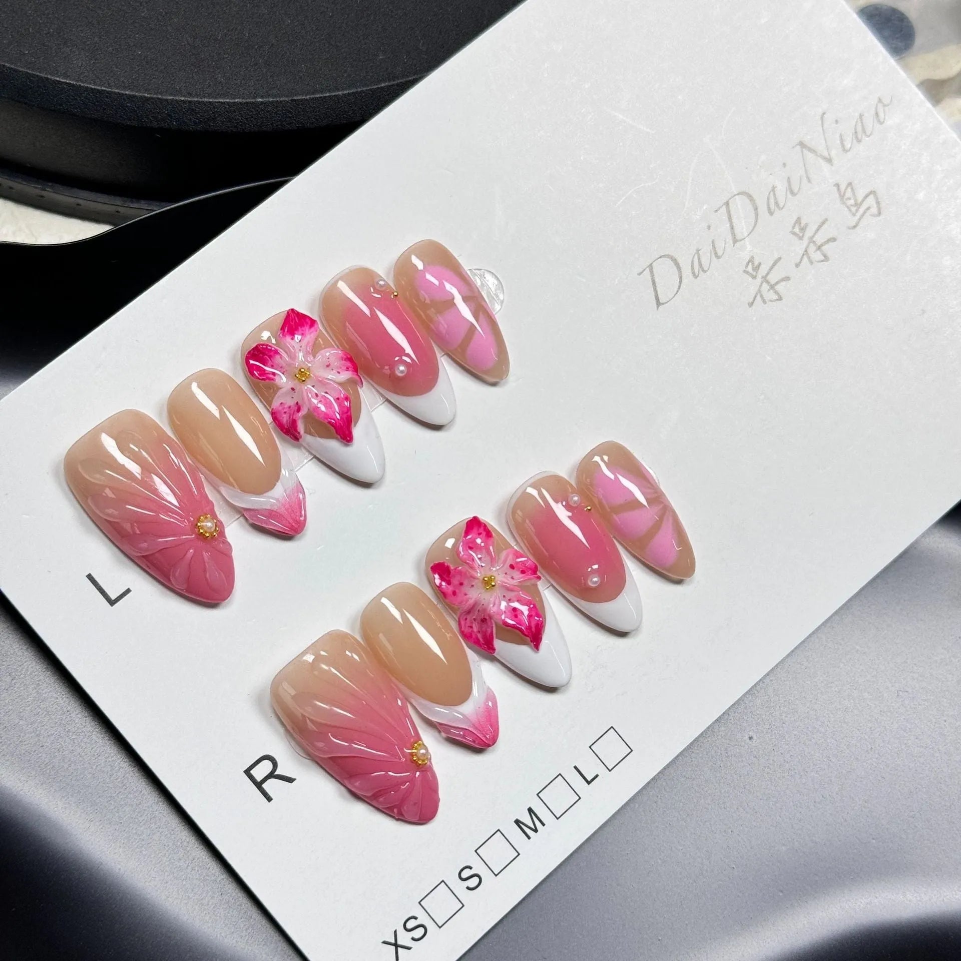 Set of plastic almond-shaped false nail tips for French lily fluid ice flower 3D manicure art in sizes XS, S, M, L.