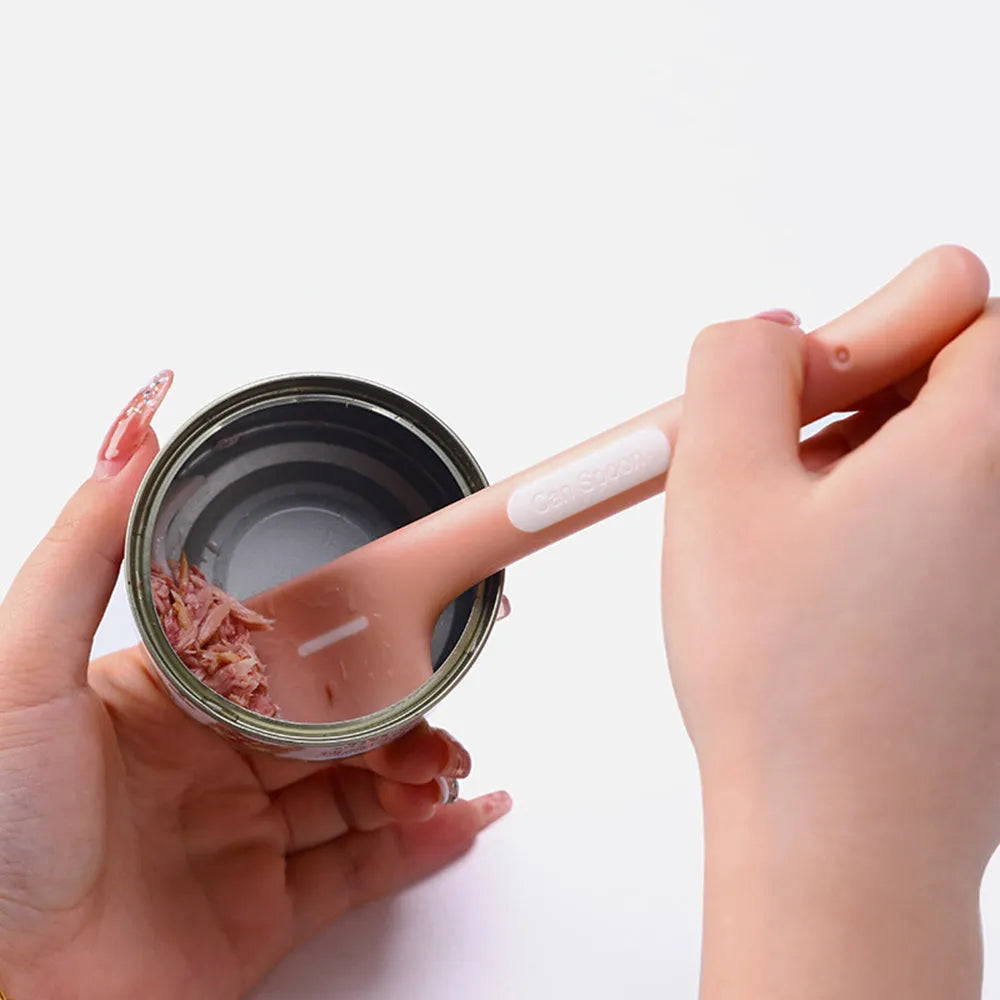 Long-handled pet feeding spoon for canned food with right-angle design